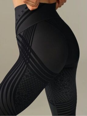 SAVAGE × FENTY Special FX High Waist Leggings Black with raised detail Size M.